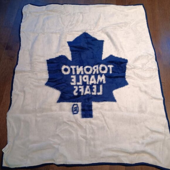 Toronto Maple Leafs NHL Fleece Throw Blanket 🍎 - Picture 3 of 6